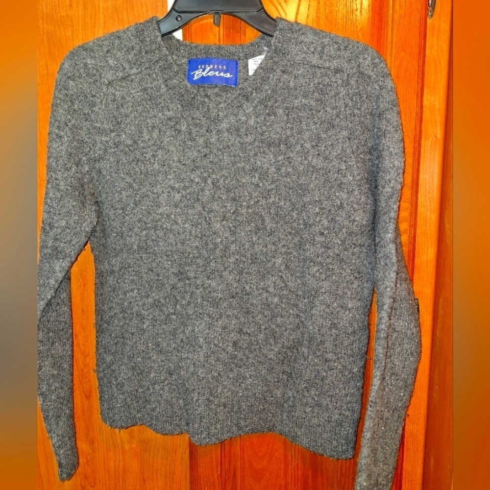 An Express Bleus 100% wool sweater In a ladies medium. Pre-loved great shape